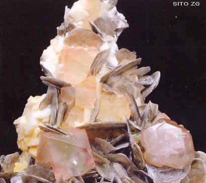 minerali muscovite e apatite rosa